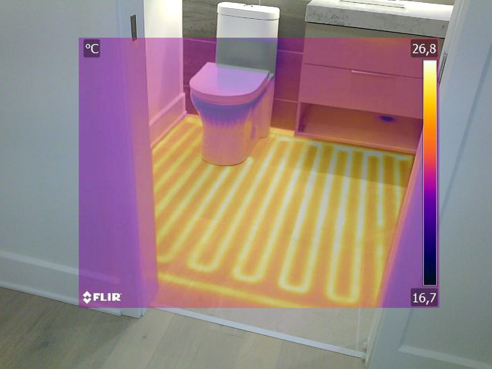Image thermique d'un plancher chauffant dans une entrée