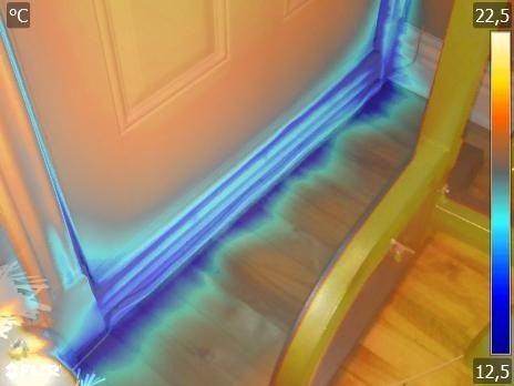Image thermique montrant une bande bleue froide au bas d'une porte