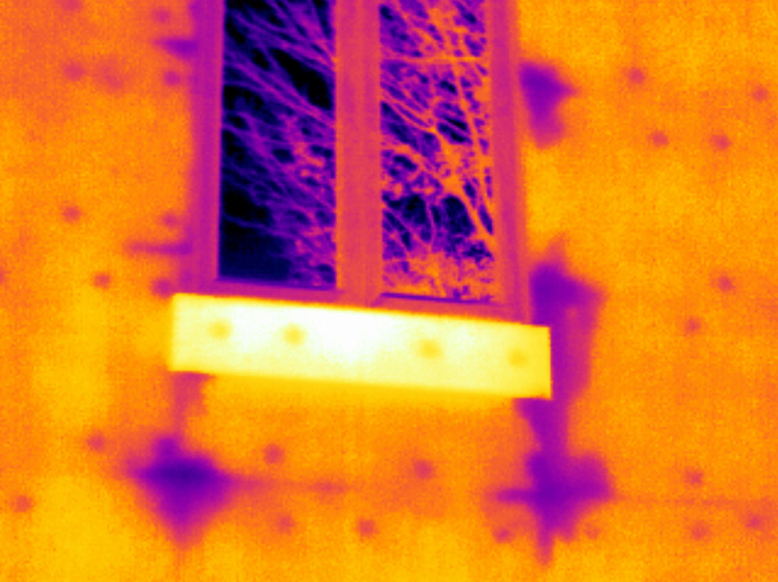 Image thermique d'un revêtement d'acrylique au pourtour d'une fenêtre, montrant une zone d'humidité